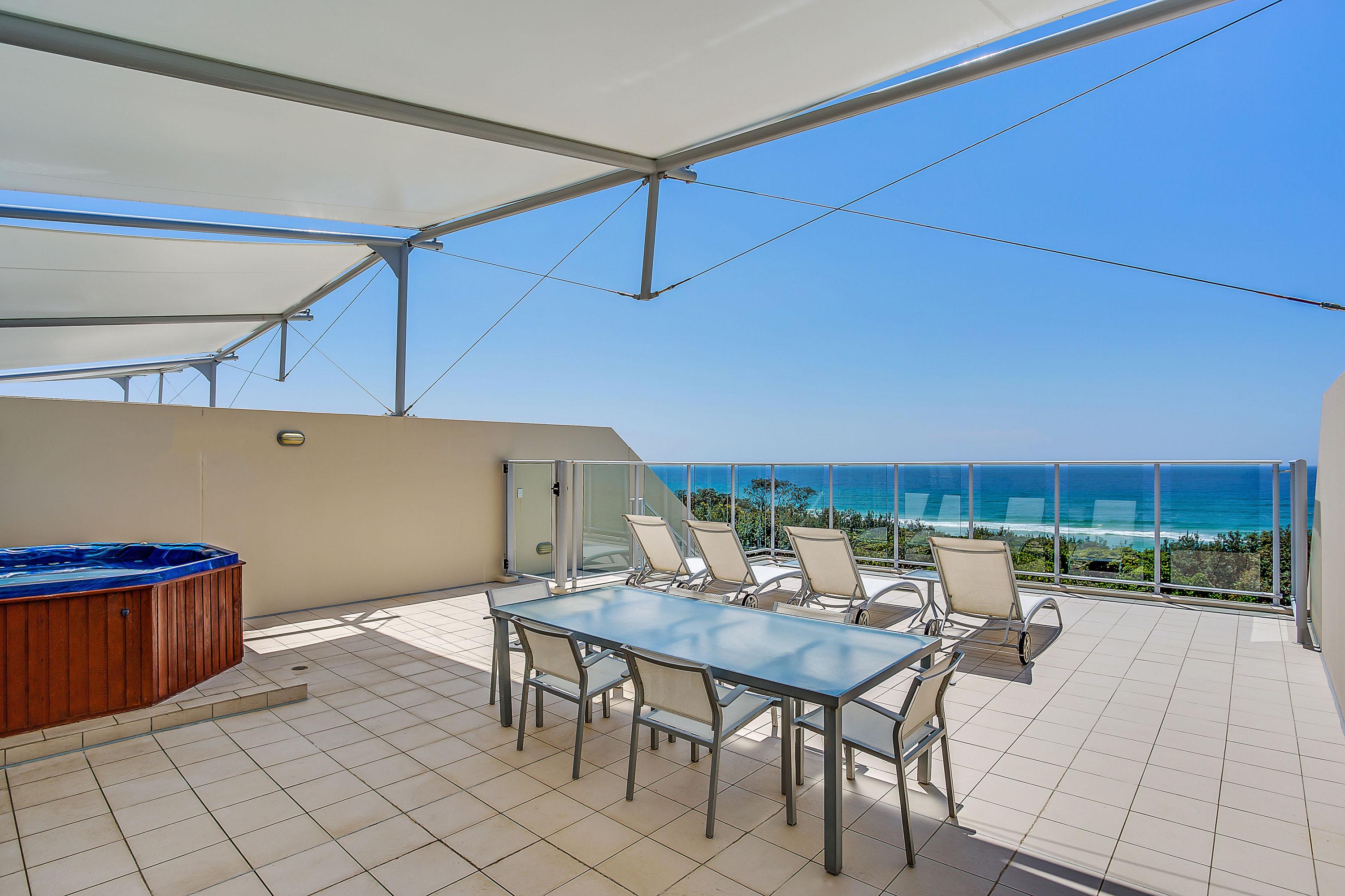 Peppers Salt Resort & Spa Kingscliff Eksteriør billede Rooftop pool at the Mantra Crown Towers